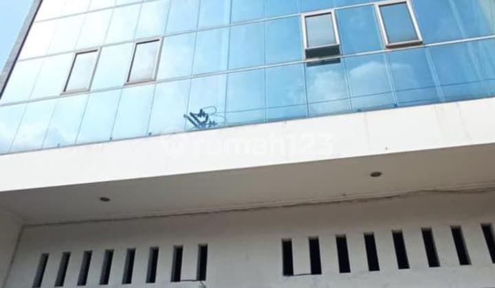 For rent: shop house on Jendral Sudirman, Semarang.