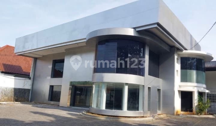 Suitable Building for Showroom in Semarang