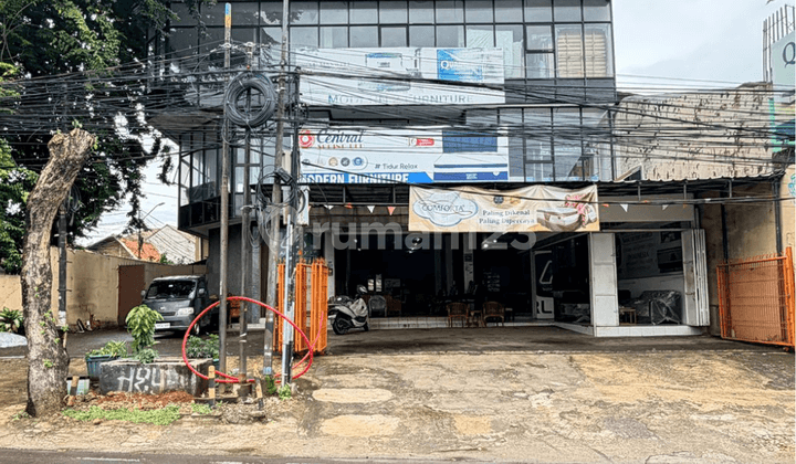 Gedung Ruko Luas dengan 3 Lantai di Ciledug
