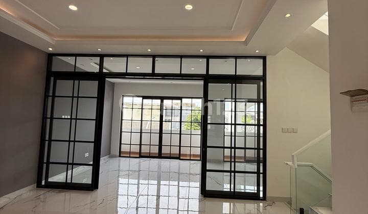 Dijual Rumah Mewah dan Bagus 3.5 Lantai di Golf Lake Cengkareng