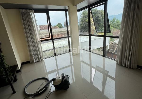 Dijual Rumah Semi Villa 3 Lantai di Lembang - Full Furnish, LT 240 M², 5 Kt, 3 Km SHM Ref.05208
