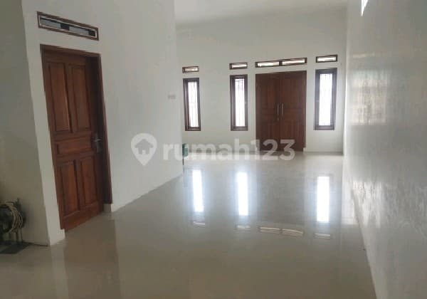 Dijual Rumah dengan Ruangan Luas Cocok untuk Usaha - Cantilan, Kutawaringin Ref.05229