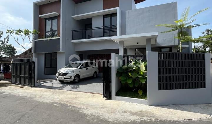 Rumah Modern Kontemporer di Tlogoadi. .