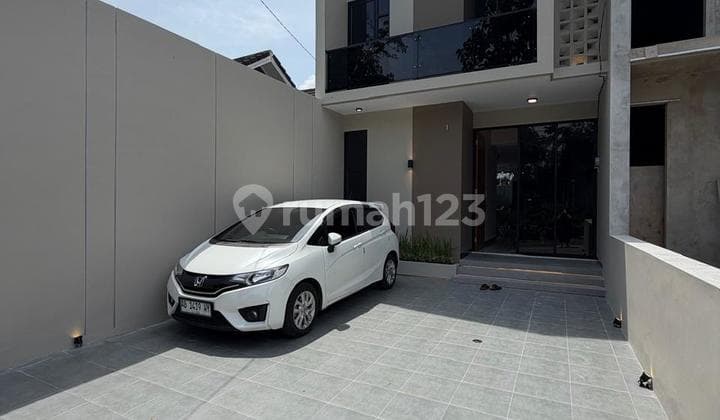 Rumah Baru Cantik Desaign Scandinavian 2 Lantai Full Furnished di Wedomartani Ngemplak Sleman Dekat Pasar Gentan