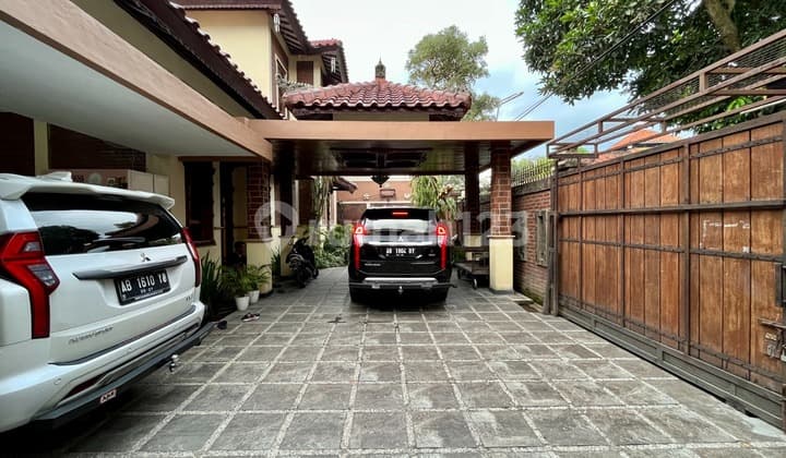 Luxury House with Modern Javanese-Balinese Ethnic Design in Condongcatur Inside Ring Road Near Ampla