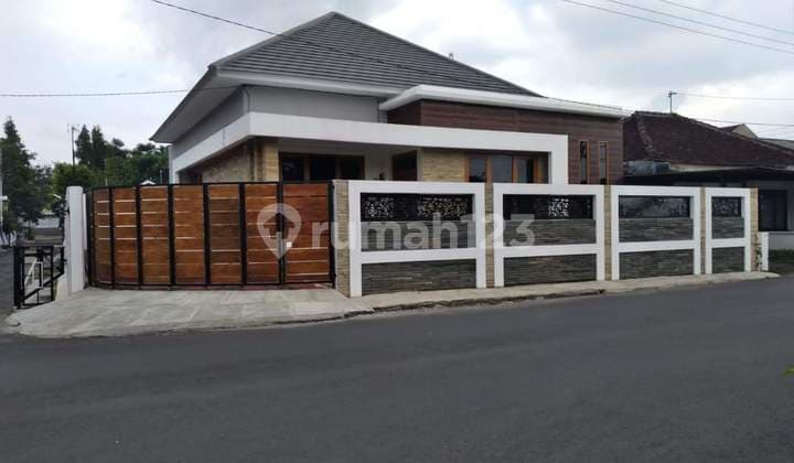 NEW LUXURY HOUSE WITH SPECIAL HOOK AND SPACIOUS LAND - NEXT TO ASPHALT ROAD in KOTAGEDE, JOGJAKARTA CITY, New SHM