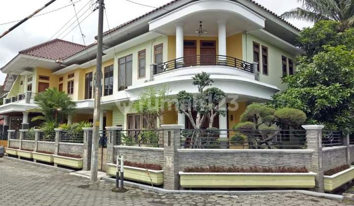 For sale luxury house in a residential area north of Mirota Godean, Wates Street inside the ring road of Yogyakarta.