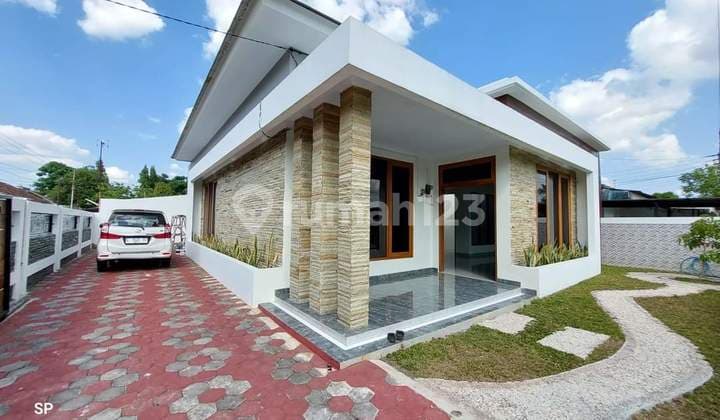 NEW LUXURY HOUSE WITH SPECIAL HOOK AND SPACIOUS LAND - BESIDE ASPHALT ROAD in KOTAGEDE, JOGJAKARTA CITY, with SHM Certificate.