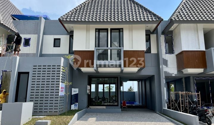 Rumah Baru Dalam Perumahan di Jalan Palagan Dengan Kolam Renang Pribadi di Kalan palagan km 9 Rumah