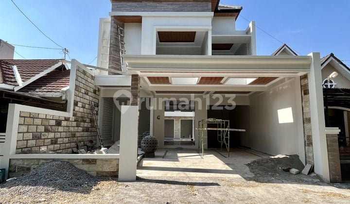 Rumah mewah dengan lokasi strategis. Lokasi dalam perumahan dengan keamanan 24 jam. Rumah di Jalan palagan km 8 2 Lantai SHM Baru di Jalan palagan km 8