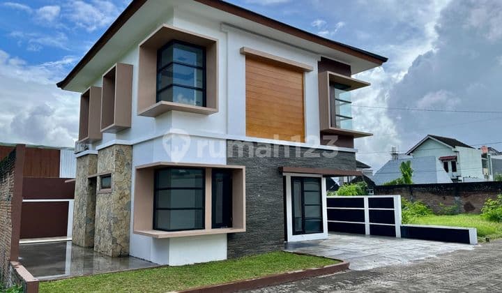 Rumah Dalam Perumahan di Maguwoharjo Dalam Ring Road Dekat Lotte Grosir 2 Lantai Rumah Baru SHM