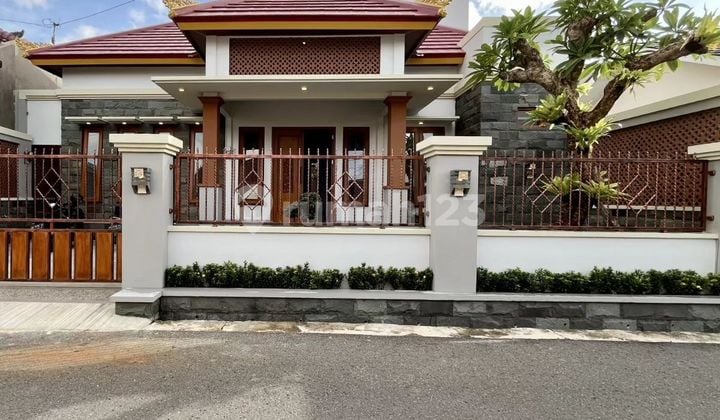 Rumah Mewah Baru Dengan Kolam Renang Gaya Bali di Baciro Dekat RS Bethesda dan UKDW 2 Lantai Rumah SHM Bagus