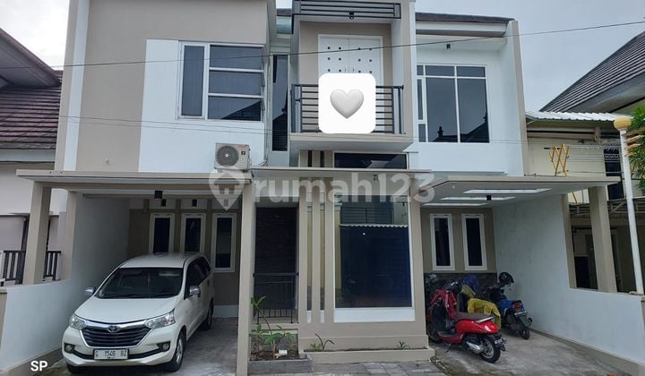 TWO-STORY LUXURY HOUSE IN A COMFORTABLE NEIGHBORHOOD WITHIN A HOUSING ESTATE ON KALIURANG STREET KM 6.8, CLOSE TO UGM.
