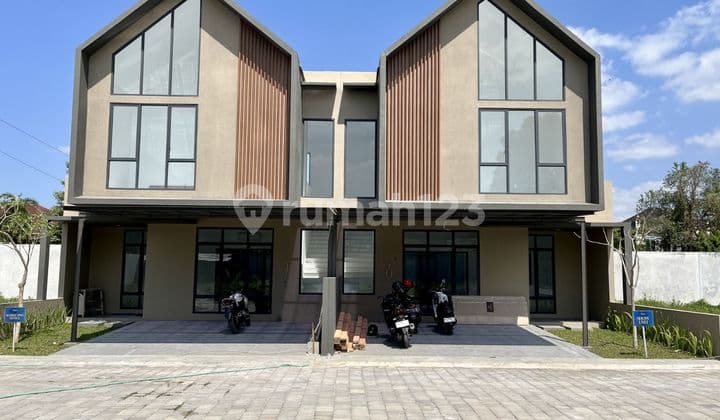 Rumah Baru Dalam Perumahan di JL Palagan Km 8 Dekat Hotel Hyatt
Luas Tanah : 113- 146 m2
Luas Bangunan : 88 m2
Jumlah Lantai : 2
Kamar Tidur : 3
Kamar Mandi : 3
Ruang tamu, ruang keluarga, ruang makan
dapur, carport, taman
Lingkungan Sekitar
- Akses ja