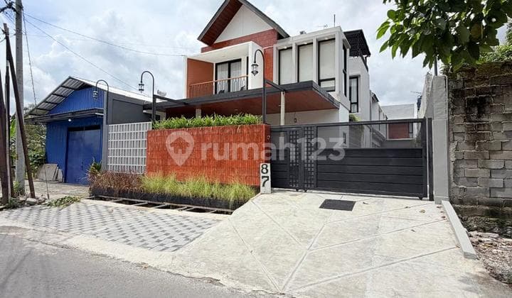 Super Premium‼️Rumah Mewah 2 Lantai Premiun Full Furnished dengan 3 Unit Villa Mewah Include Privat Pool di Jalan Palagan Mlati Sleman Bangunan Baru Siap Hunistrategis Tepi Jalan Aspaljarang Ada Rumah Mewah Premium dengan 3 Villa Include Privat Pool Masin