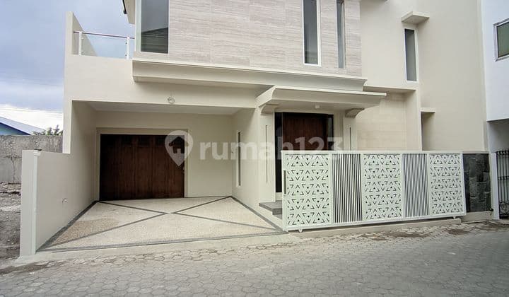 Rumah Mewah Luas Strategis Dalam Ringroad - Carport 3 Mobil.
