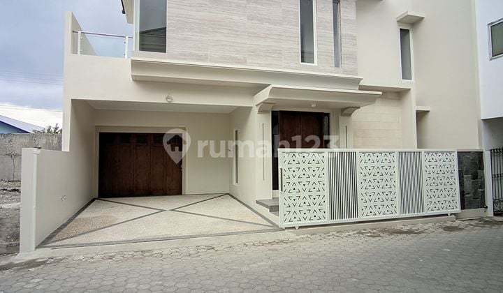 Rumah Mewah Luas Strategis Dalam Ringroad - Carport 3 Mobil.