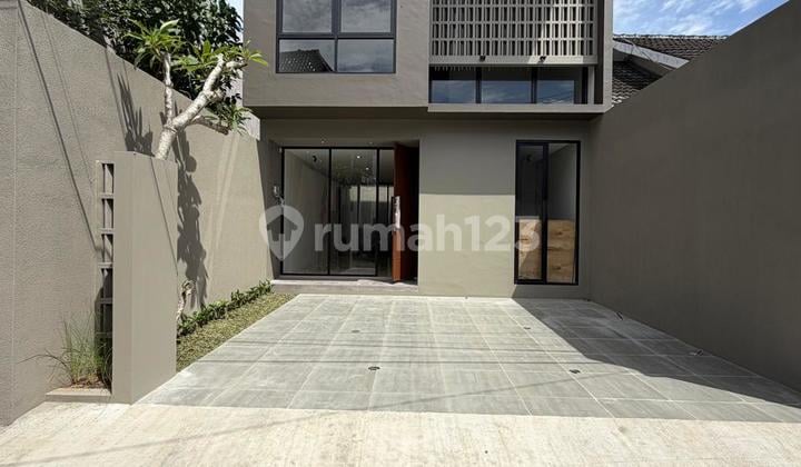 Dekat ke Kampus Ugm Rumah Mewah Modern Kontemporer 2 Lantai - Full Furnished di Lokasi Premium Jalan Kaliurang Km.7 Dekat Kampus Ugm
