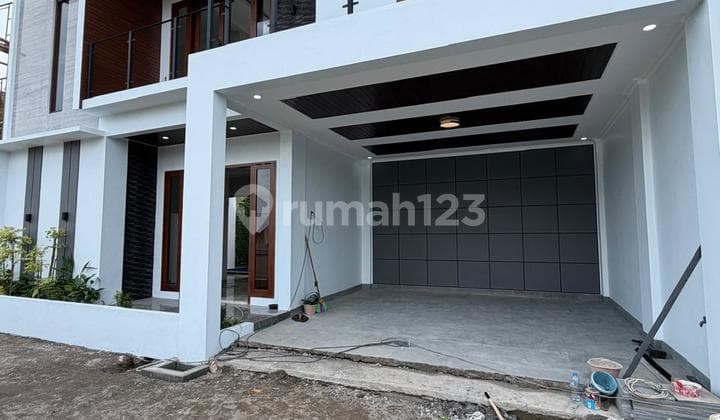 Rumah Mewah Modern 2 Lantai dengan Kolam Renang Dalam Cluster 7 Unit Premium di Maguwoharjo Depok Sleman Dekat
