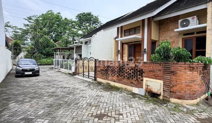 Rumah Coklat Cantik Minimalis Dalam Mini Cluster di Jalan Kapten Haryadi Ngaglik Sleman Dekat Greenh