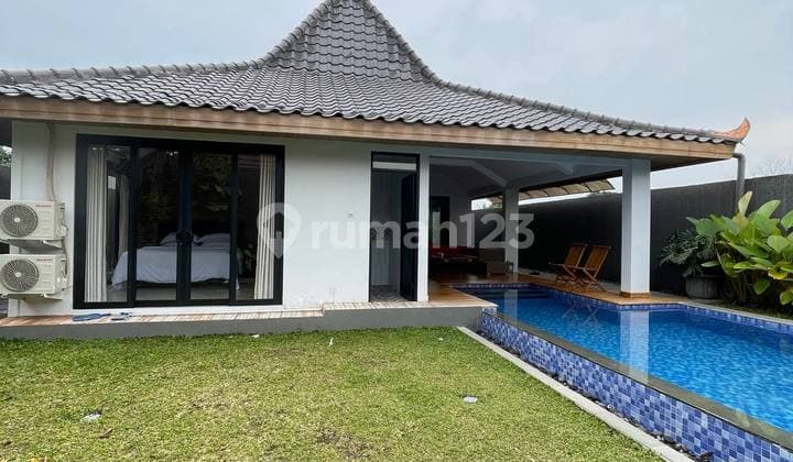 Villa Mewah dan Luas Full Furniture dengan Kolam Renang di Maguwoharjo