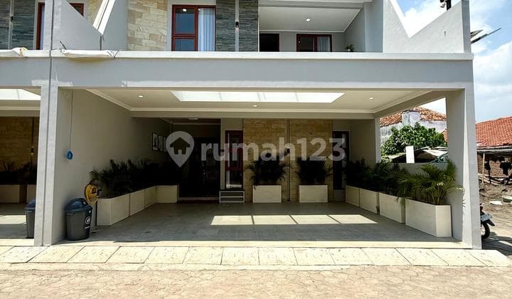 Rumah Mewah Kontemporer 2 Lantai Full Furnished Dalam Cluster Ekslusif Dekat Jalan Raya Gedong Kuning dan Jech