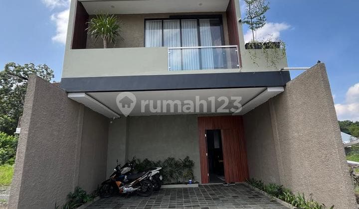 Exclusive New 2-Story Premium Boarding House Fully Furnished with 7 Rooms on Kaliurang Street Km 13 Near UII Campus, Perfect for Investment
