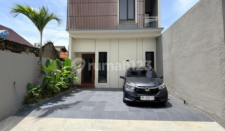 Rumah Mewah Kontemporer 2 Lantai Modern Lokasi Strategis di Wedomartani Ngemplak Sleman Dekat Jogjabay