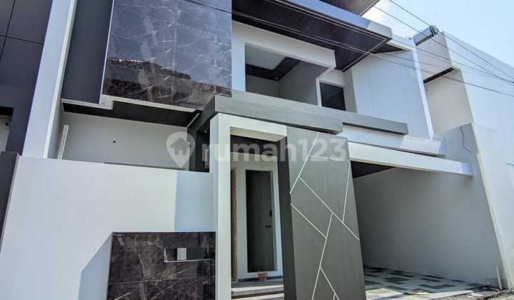 10 Menit Dari Kampus Ugm Yogyakartasisa 1 Kavling Terakhir..!!!Rumah Mewah Kwalitas Premium dengan Desain Kekinian Kontemporer Moderen dengan Lokasi Sangat Seretegis Hanya Bejarak 70 Meter Saja Dari Jl Kaliurang KM 8.5 Sleman Yogyakarta