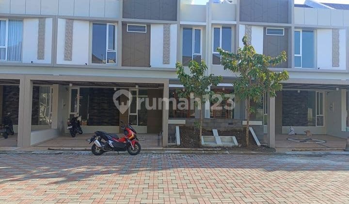 Modern Minimalist House
near UGM, UII & Al Azhar School
*Livia type*