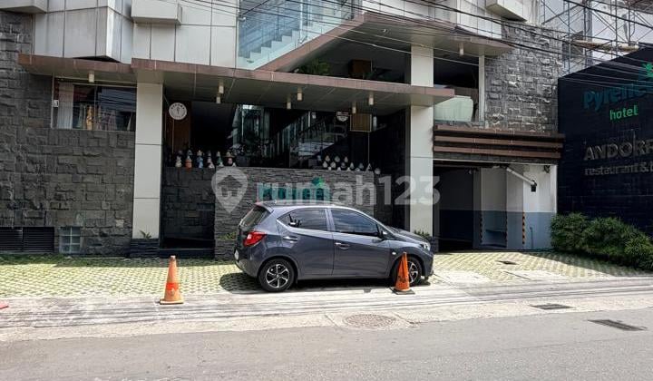 Special 4-Story Hotel with 28 Fully Furnished Rooms Including Management, Just Move In, Located in Ring 1 Malioboro. Legality: SHGB, PBB within Ring 1 Malioboro. *Area Magnet:* Close to City Center, North Square, near Mall.