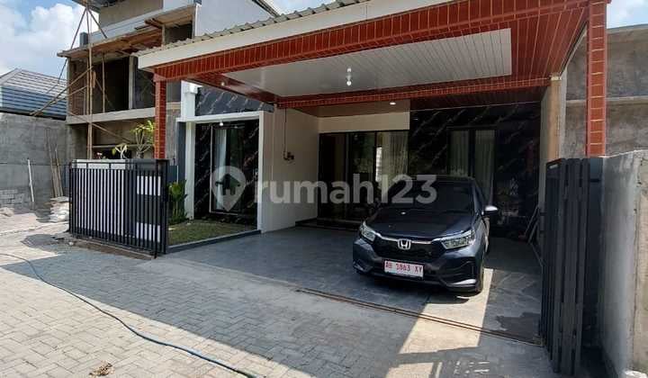 Rumah Mewah Limasan Midern - Semi Furnished Di Pucangan Residence