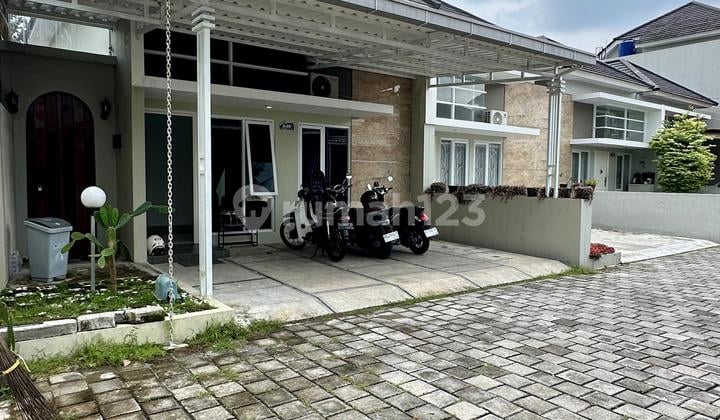 Rumah Cantik Unit Pojok Furnished dengan Kolam Renang Pribadi Dalam Cluster di Sidokerto Godean Sleman