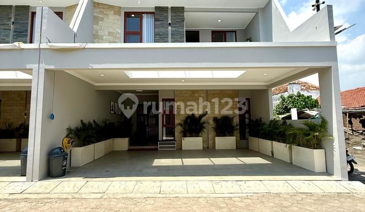 Rumah Mewah Kontemporer 2 Lantai Full Furnished Dalam Cluster Ekslusif Dekat Jalan Raya Gedong Kuning dan Jech
