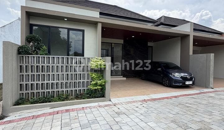 Rumah Baru Mewah Limasan Modern Kekinian di Maguwoharjo Depok Sleman Dekat Pasar Stan