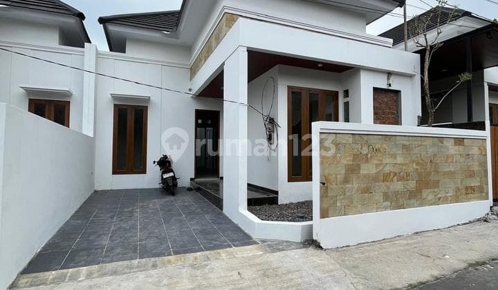 Rumah Baru Putih Limasan Modern - Berkualitas Di Jalan Kaliurang Km 13