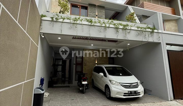 Rumah Baru Mewah Full Furnished Premium di Cluster Eksklusif Dalam Ringroad Dekat Jalan Raya Gedong Kuning