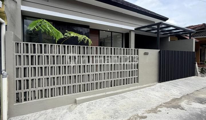 Rumah Baru Industrial Modern di Dalam Perumahan di Jalan Kaliurang KM. 14 Dekat Kampus Uii