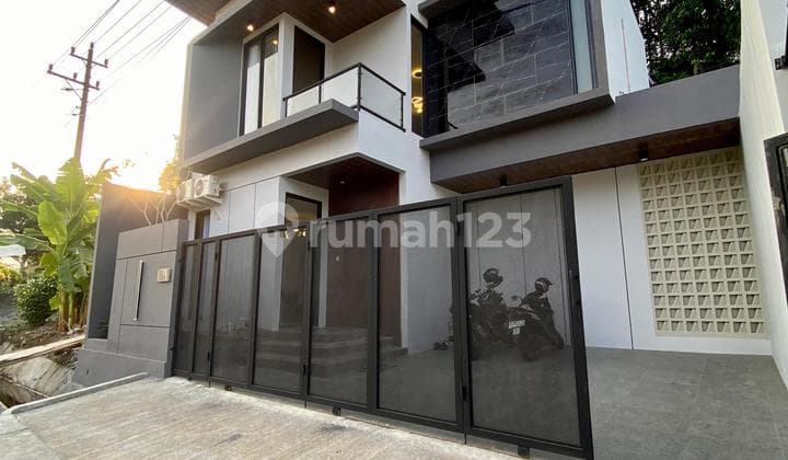 Rumah Mewah Modern Dengan Lokasi Strategis, Lingkungan Komplek Perumahan, Dekat Masjid Dan Berbagai Fasilita