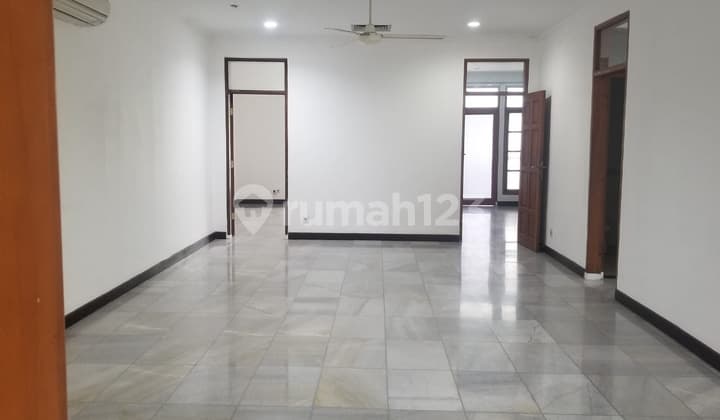 CB126 Rumah Dengan 8 Parkiran Disewakan Di Daerah Kuningan