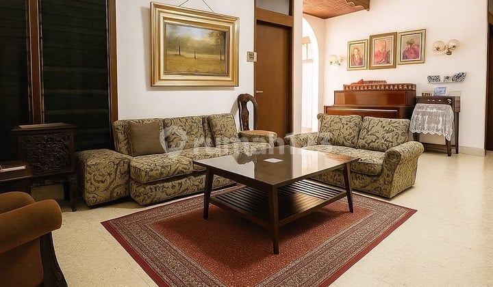 Js488rumah dengan Halaman Luas Dijual Cepat