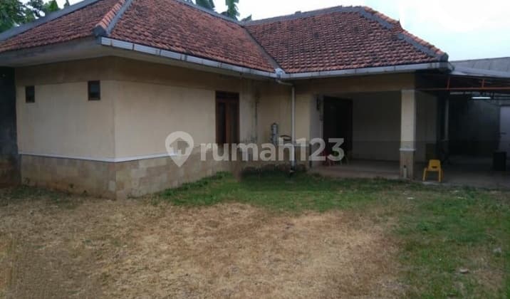 Dijual Cepat Rumah Dengan Halaman Luas di Setu Cipayung R 1