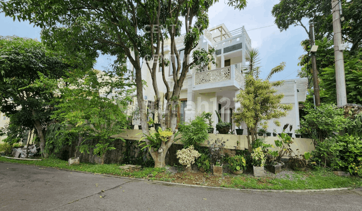 Rumah Cantik dengan Swimming Pool Sentul City Taman Legian (Tj)
