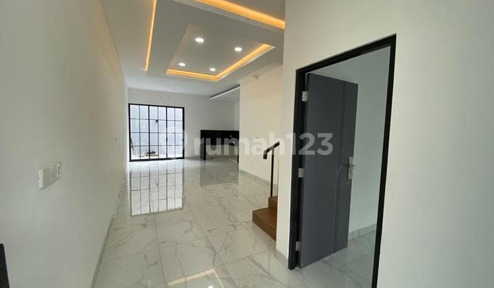 Dijual Rumah Meruya Jakarta Barat 5x20 Rp 2.1m Exclusive, Jalan Lebar, Parkir 2 Mobil,