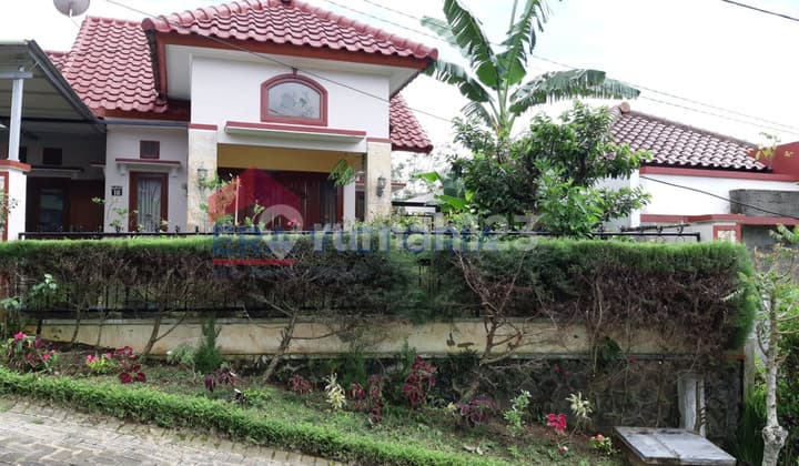 Spacious House with Mount Arjuno View Near Pasar Donowarih