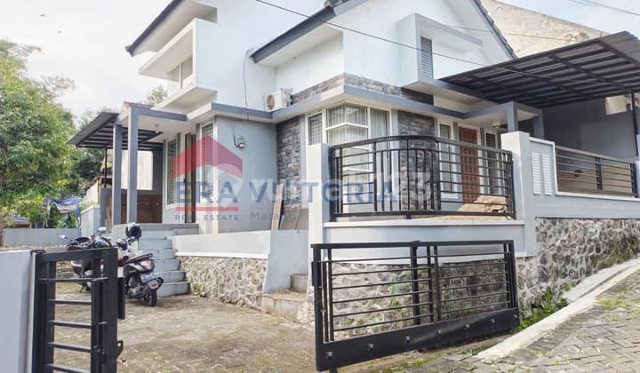 Hook House Strategic Location Near Ub, Polinema & Suhat Culinary