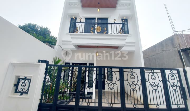 Rumah Mewah Classic Modern 2 Lantai Di Selatan Jakarta, Dekat Pintu Tol Kukusan