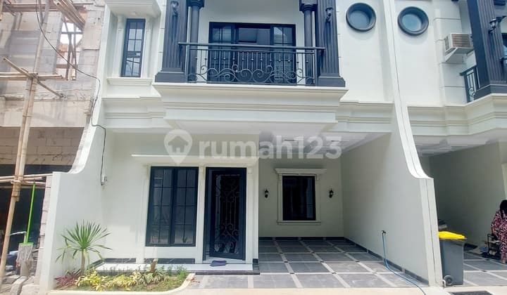 Rumah Mewah 3 Lantai di Jagakarsa, Dekat Pintu Tol Brigif