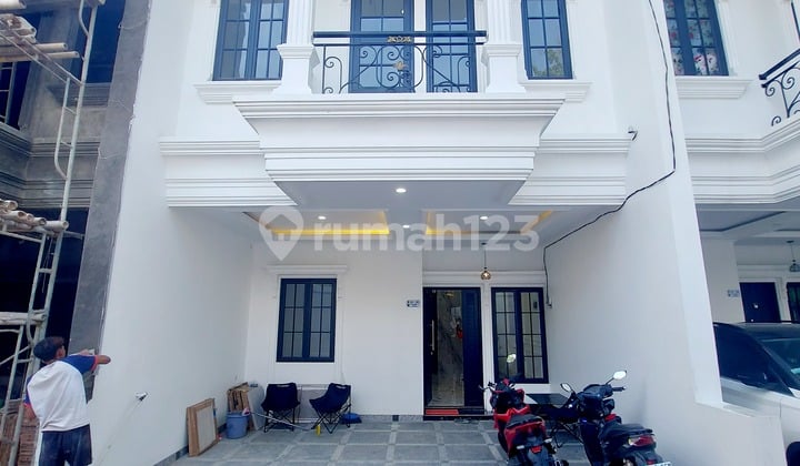 Rumah Classic Modern 2,5 Lt + Rooftop di Komplek Perumahan Tanah Baru, Beji Depok.