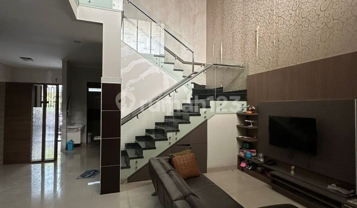 Disewakan Rumah Furnished 2 Lantai di Batununggal Jelita